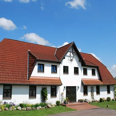 In Dargun Mit Schwimmbad, Cleaning Included Apartamento Barlin